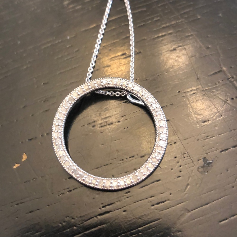 Gorgeous circle necklace